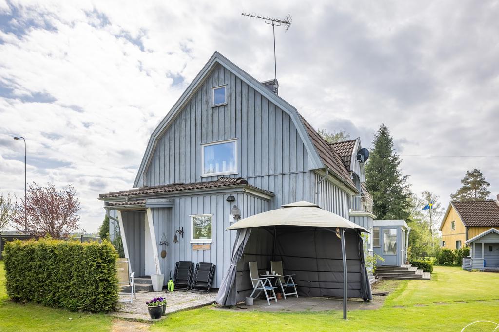 Entré på ena gaveln med uteplats.