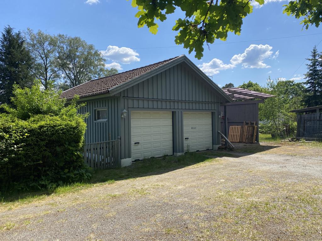 Dubbelgarage med vidbyggd carport.