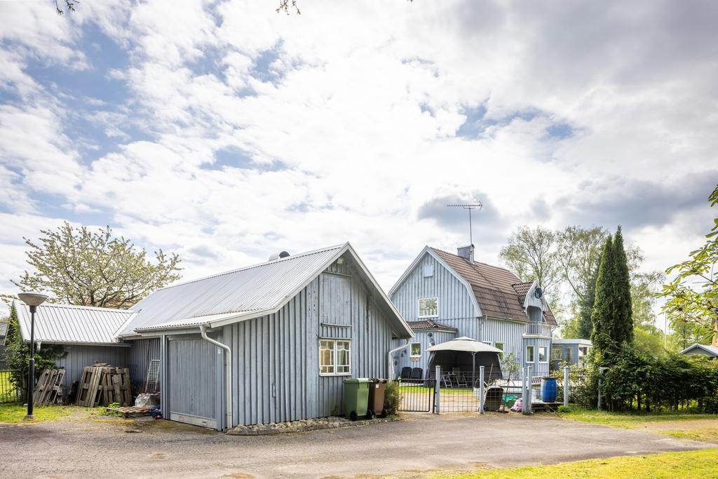 Infart till huset med förråd och garage.