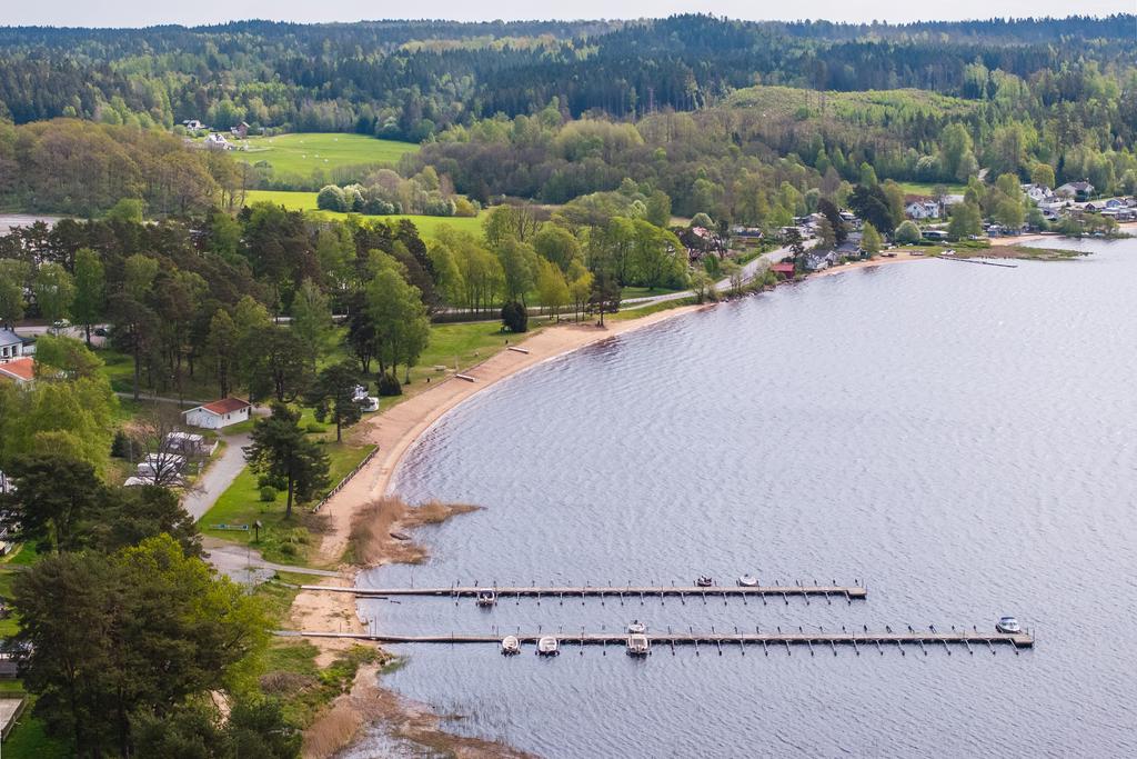 Hanatorps badplats med båtbryggor.