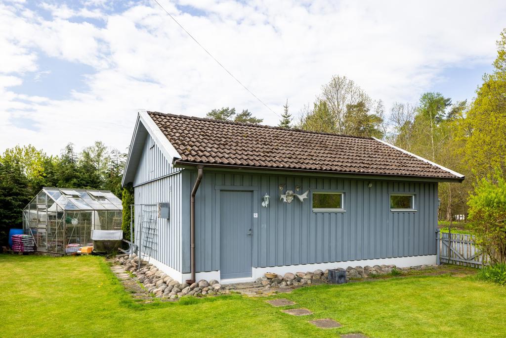 Ingång på gaveln till Dubbelgaraget och växthus.