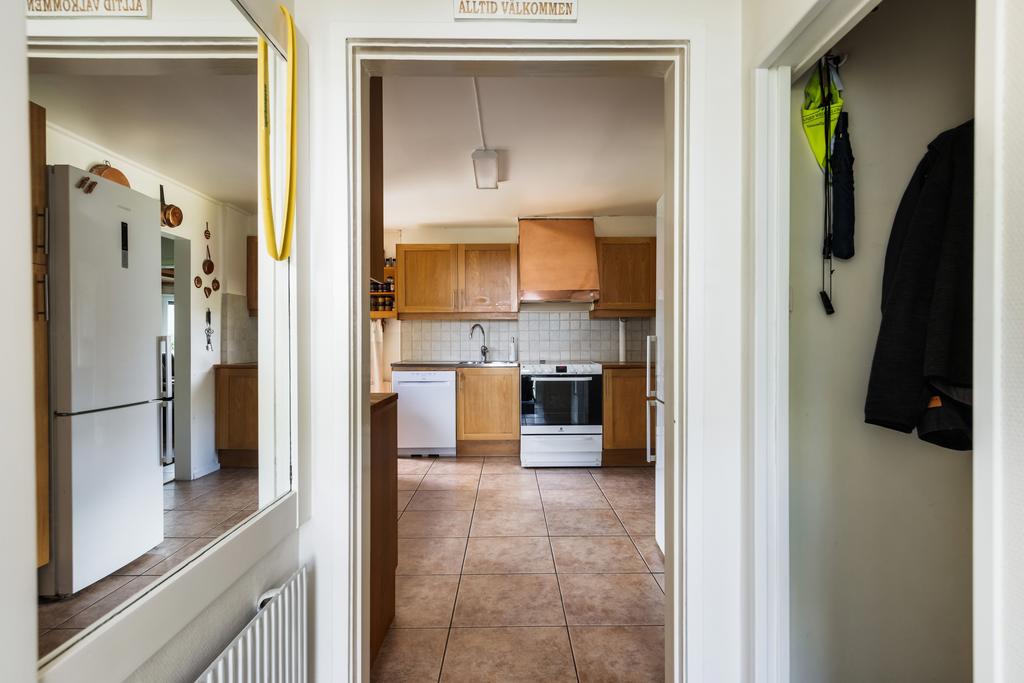 Entréhall med klädkammare
