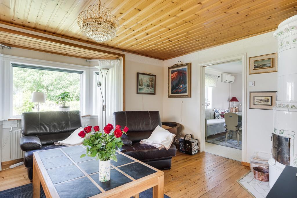 Vacker kakelugn mitt i huset