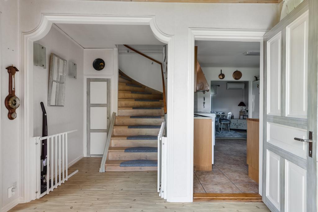 Hall med trappa till andra våning