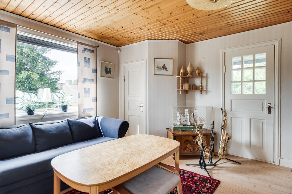 Allrum med sidovindar och utgång till balkong
