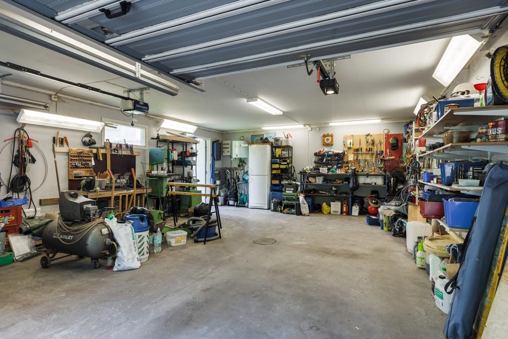Stort dubbelgarage med värme och varmvatten.