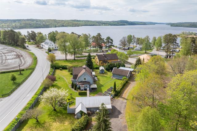 I anslutning till Öresjön och badplats.