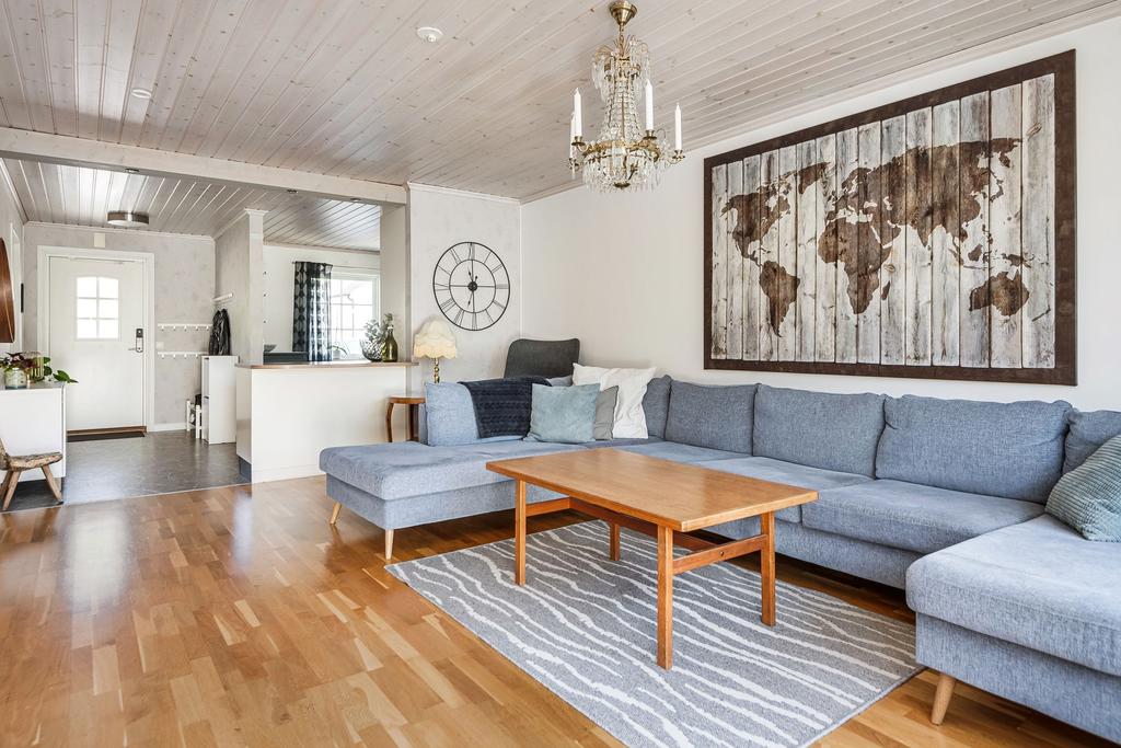Vardagsrum mot hall och kök. 