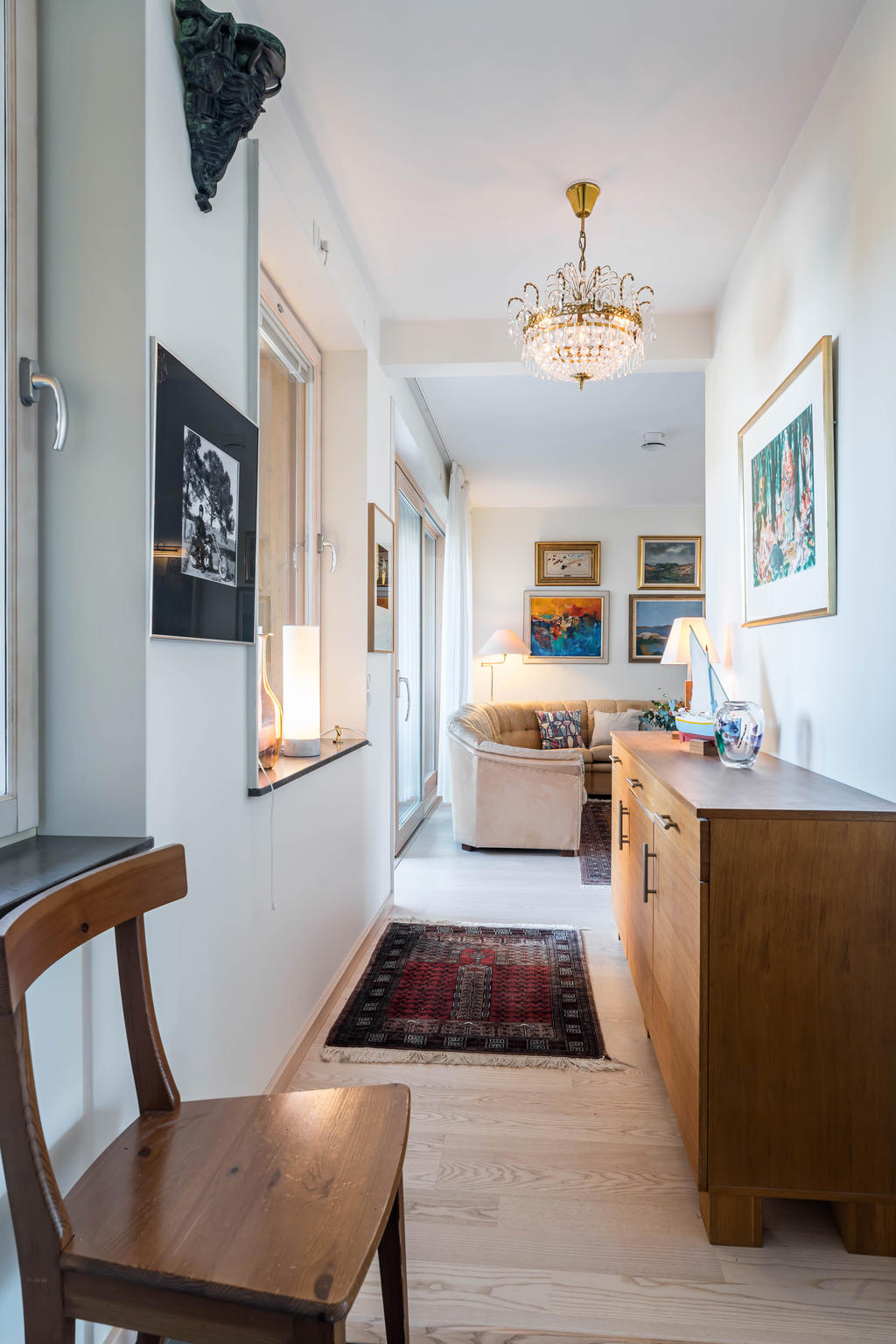 Möblerbar hall med plats för förvaring.