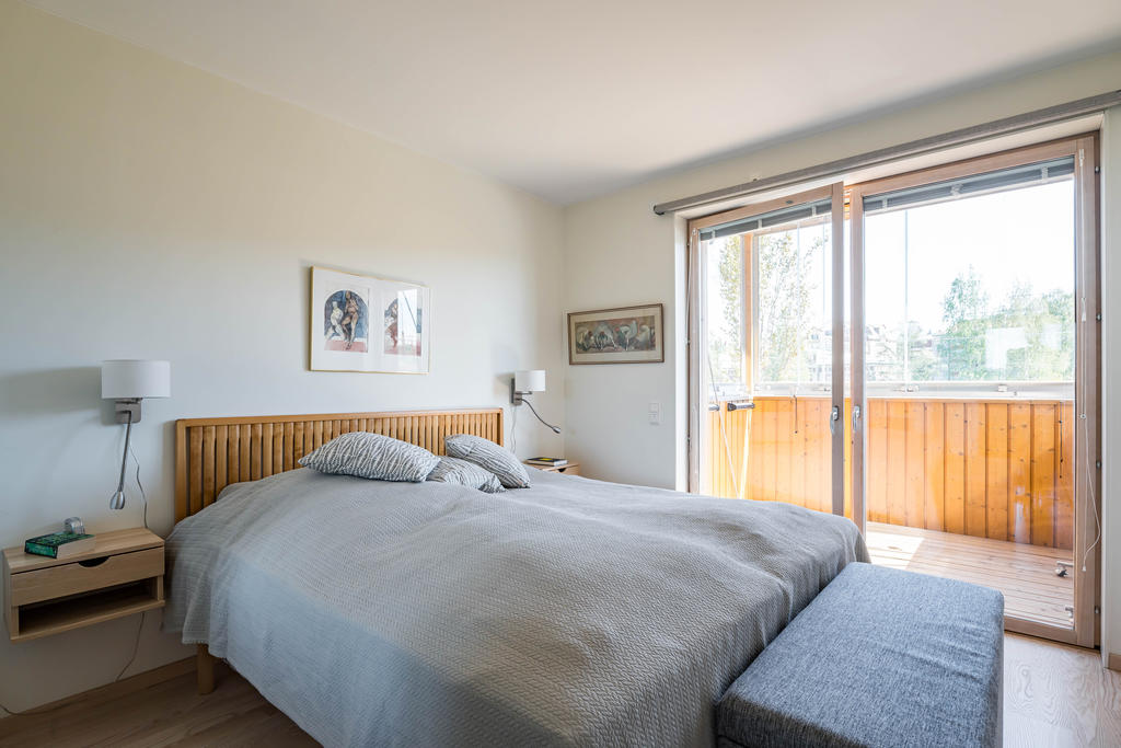 Sovrummet har gott om plats för förvaring och trevlig balkong med morgon/förmiddagssol.