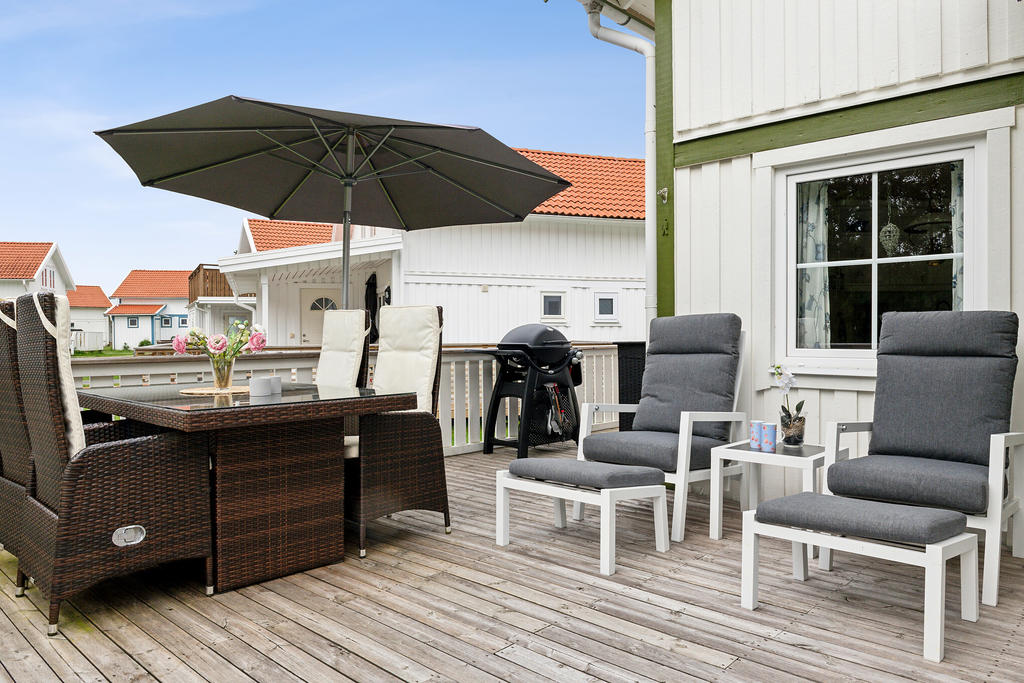Denna fantastiska uteplats erbjuder sol från tidig morgon till sen eftermiddag/tidig kväll. 

Har kan du njuta av trevliga fikastunder eller goda grillmiddagar med vänner och bekanta när du tagit dig hem från sjön en varm sommardag.