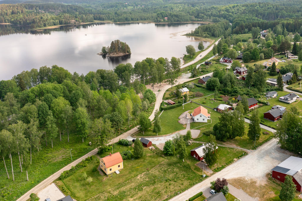 Fastigheten är sjönära belägen till sjön Iväg. 