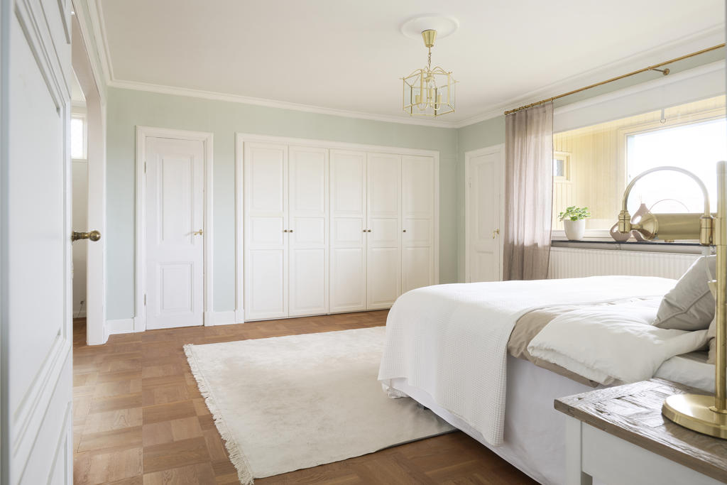 Master bedroom med intilliggande vardagsrum som kan göras om till ett ytterligare sovrum om så önskas