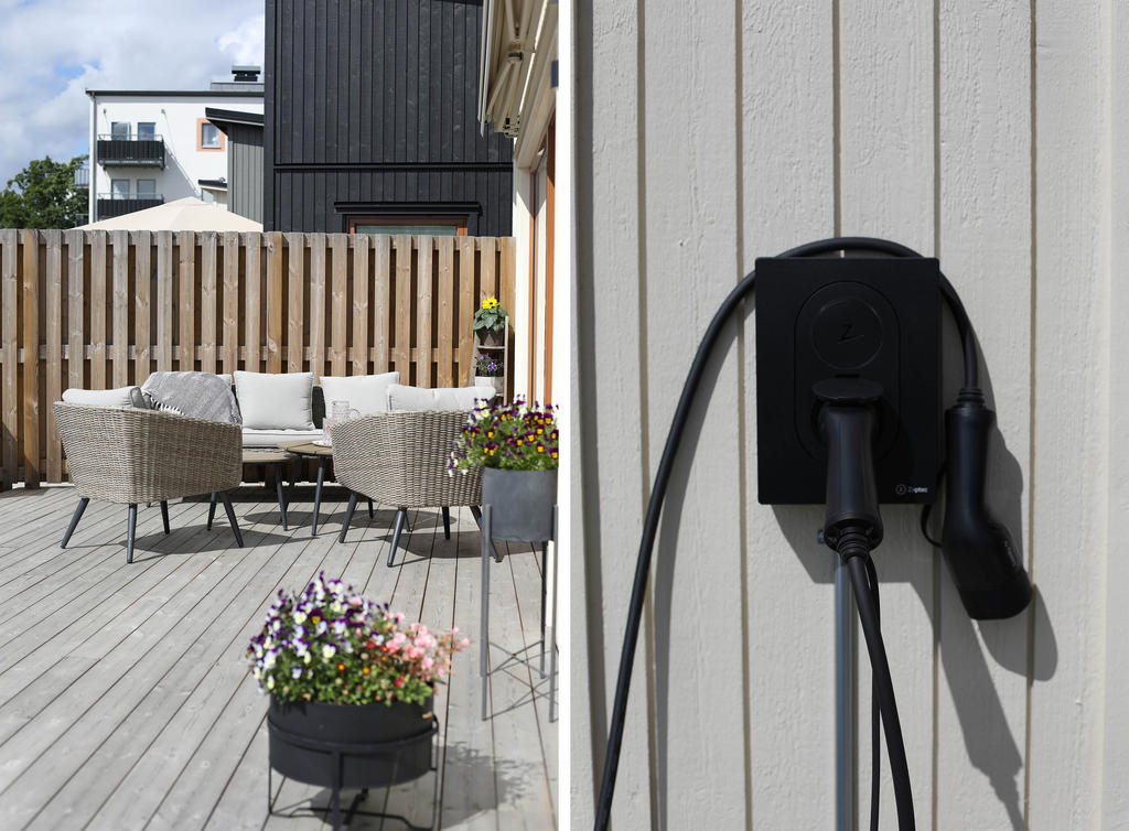 Uteplats i solskenet, rejäl markis att fälla ut när det blir för varmt