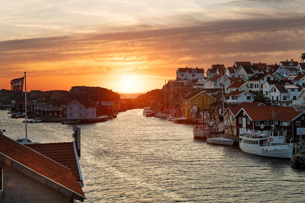 Solnedgång med hamnen i förgrunden