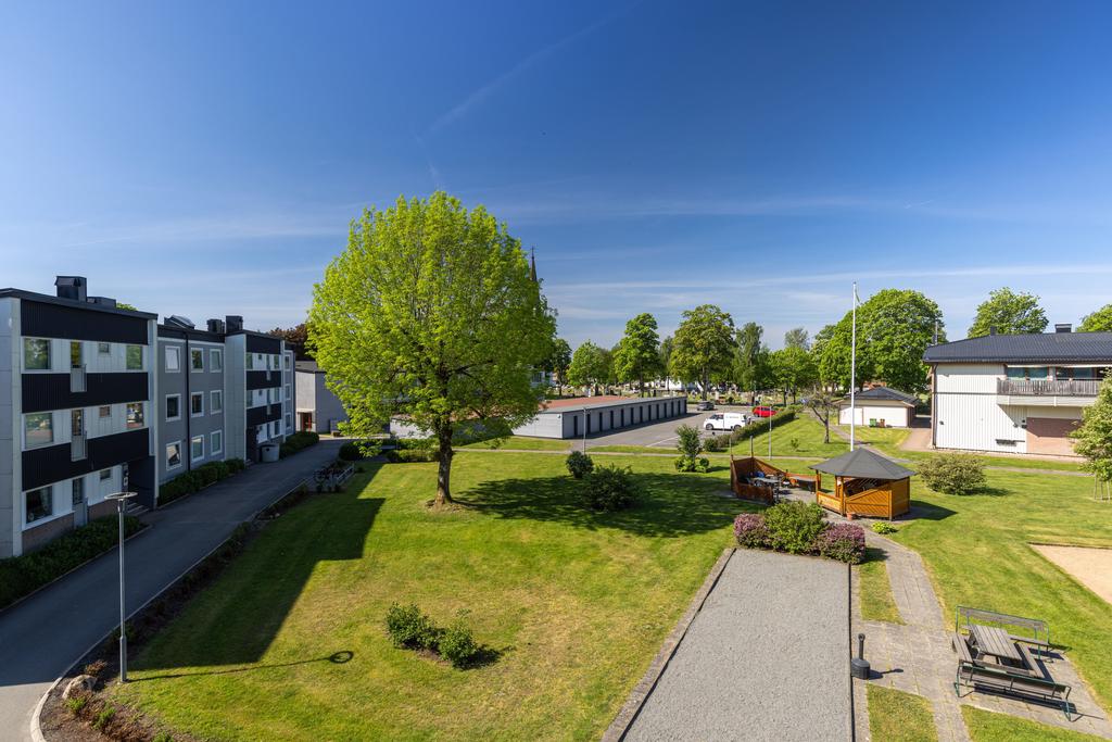 Utsikt mot garagelängorna och parkering.