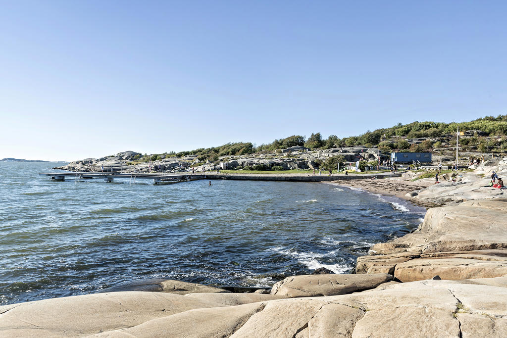 Härliga fiskebäcksbadet med klippor, sandstrand och brygga.