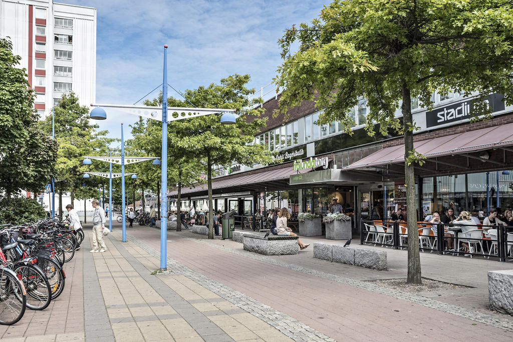 Frölunda Torg erbjuder ca 180 butiker och restauranger.