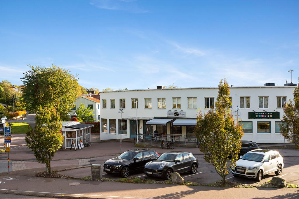 Käringbergets centrum med mataffär, apotek, frisör, fiskvagn och bageri.