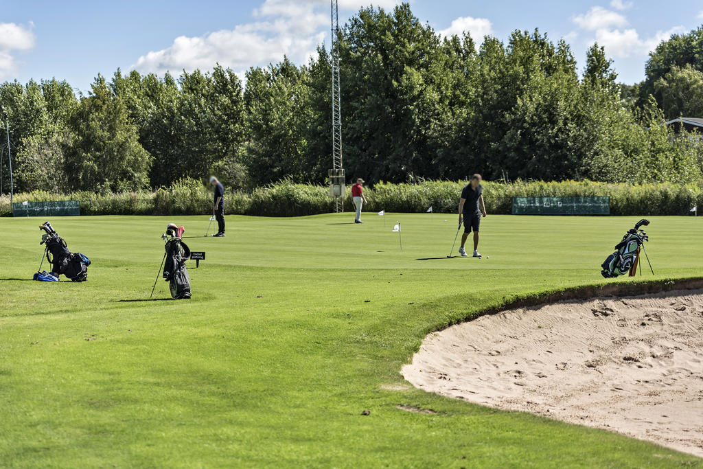 Finns flera golfbanor i området. Här Word of Golf.