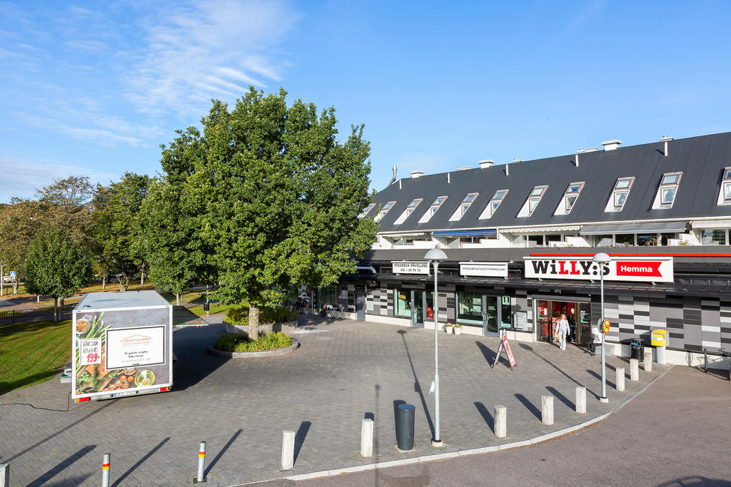 Påvelunds centrum med mataffär, pizzeria, fiskbil, frisör samt mäklarföretag.