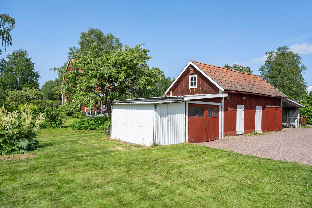 Uthus med carport och garage