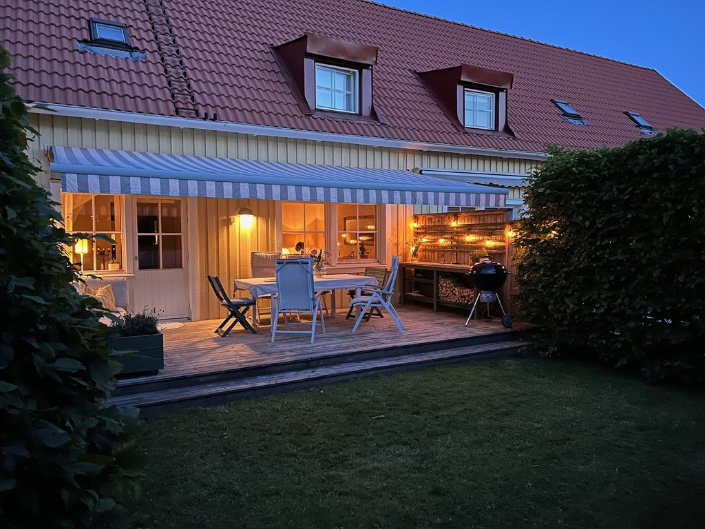 Privat baksida i västerläge med eftermiddag-/kvällssol