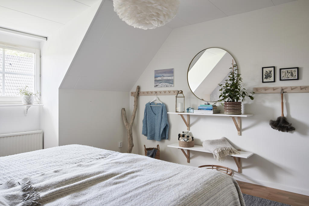 Plats för dubbelsäng, garderob och hyllsystem eller byrå