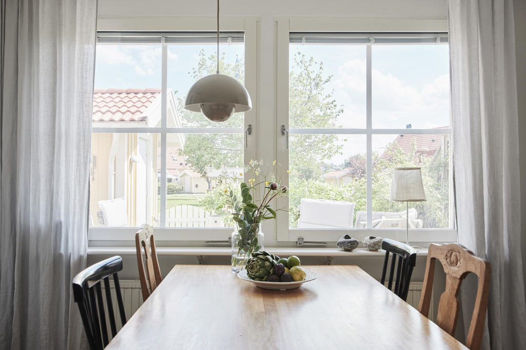 Matplats framför fönstren ger trivsamma vardagsmåltider