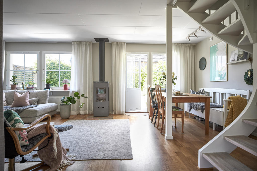 Vardagsrummet är ljust och rymligt