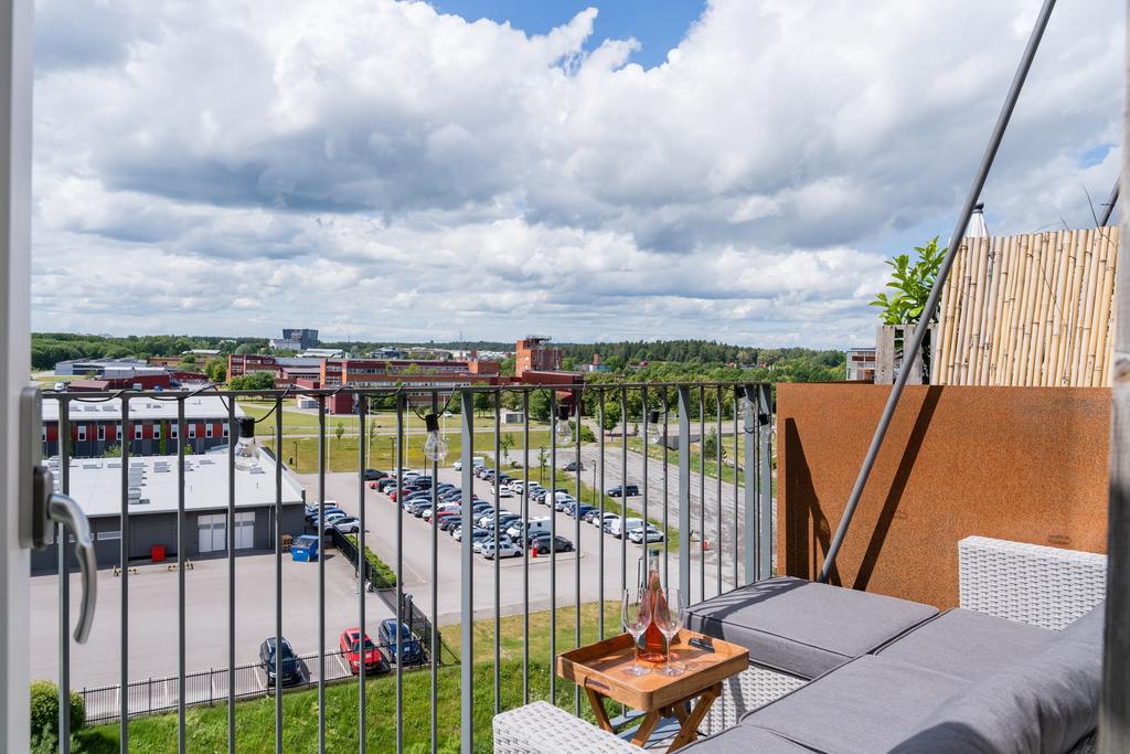 Högt upp med solig balkong!