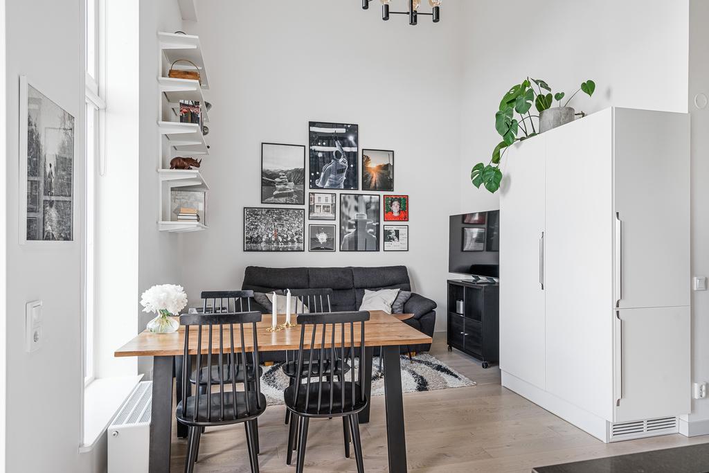 Öppen planlösning mellan kök och vardagsrum