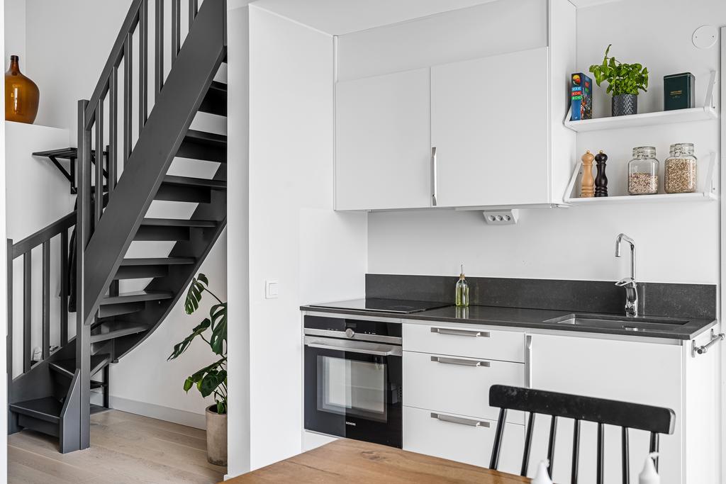 Kök och trappa till sovloftet