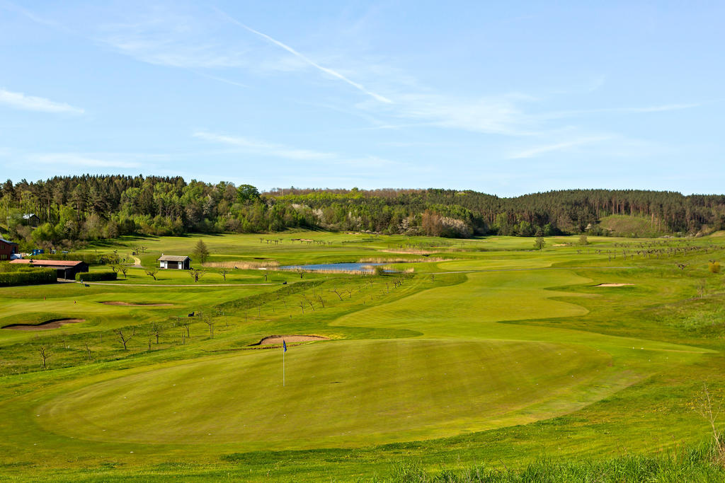 Granne med golfbanan Djupadal! Du knatar över på några sekunder från boendet
