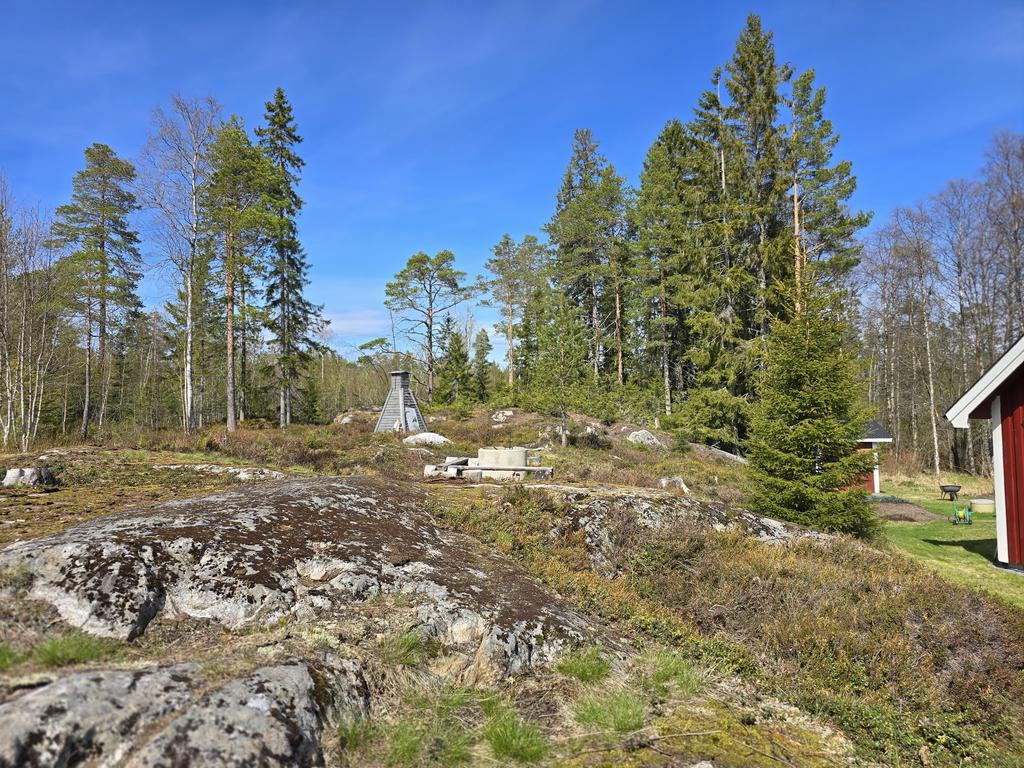 Naturtomt med grillplats och rök!