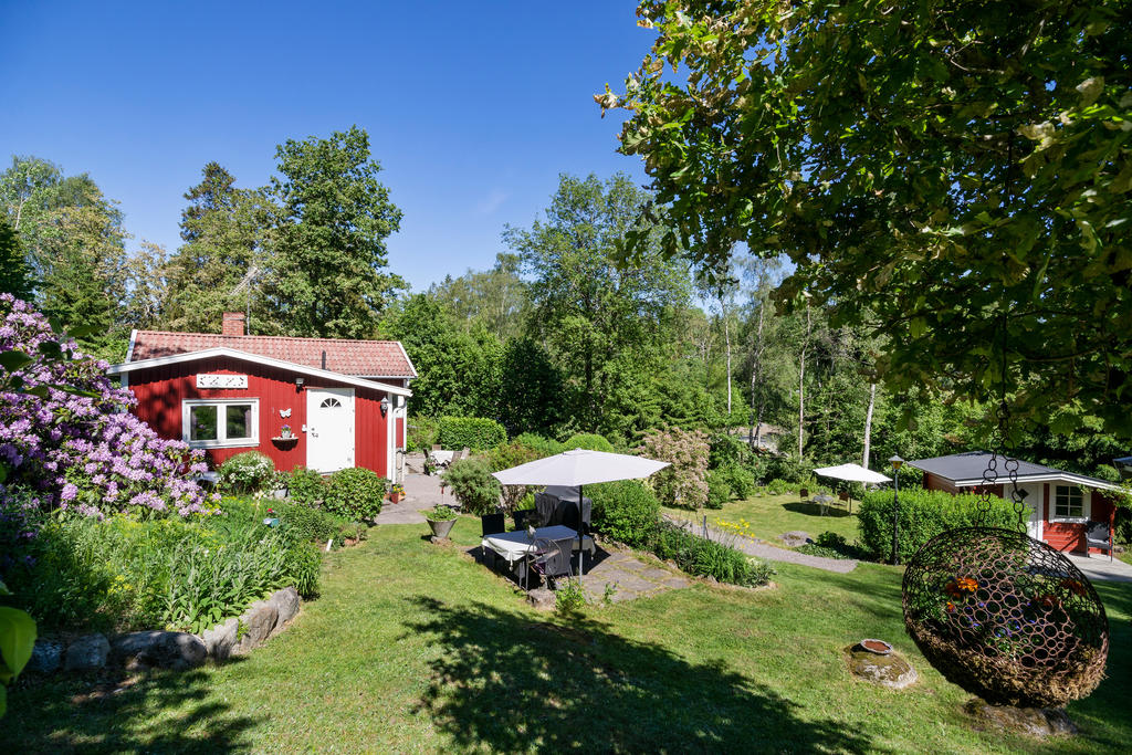 Uteplatser på både övre och nedre delen av tomten