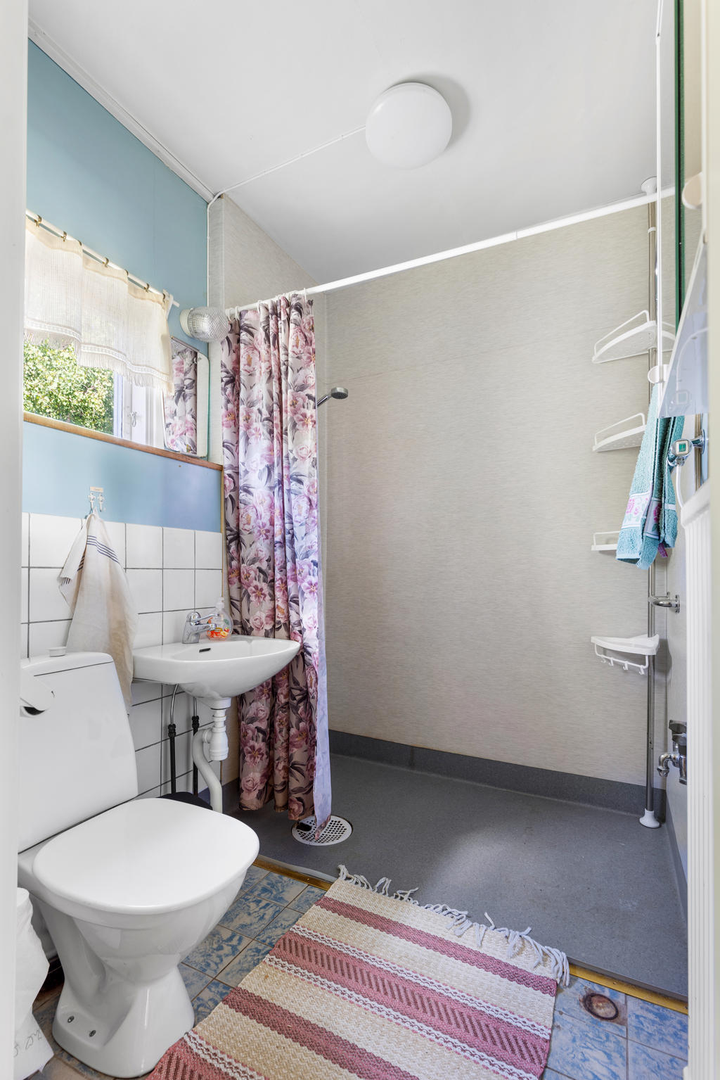 Duschrum med wc, handfat och dusch