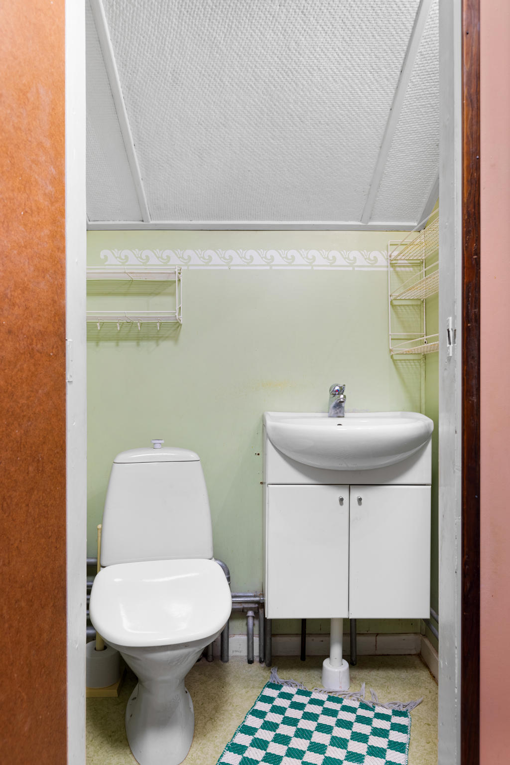 ÖV: Toalett med wc och handfat