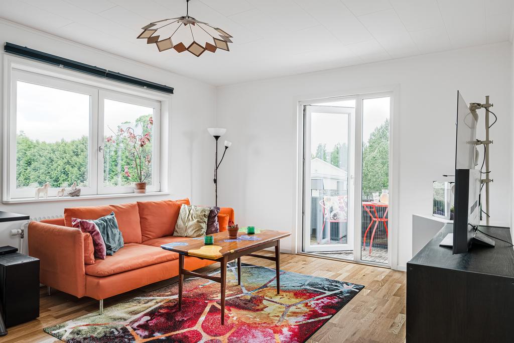 Ett ljust vardagsrum med plats för den större soffan 