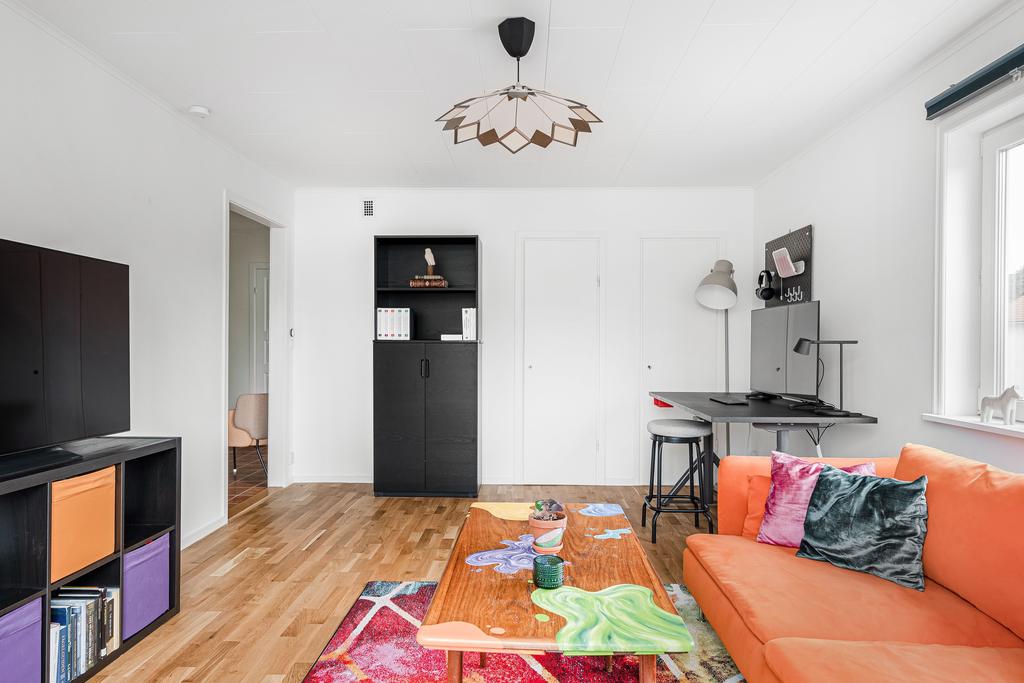Det ges plats för skrivbord och extra förvaring i tillhörande garderober 