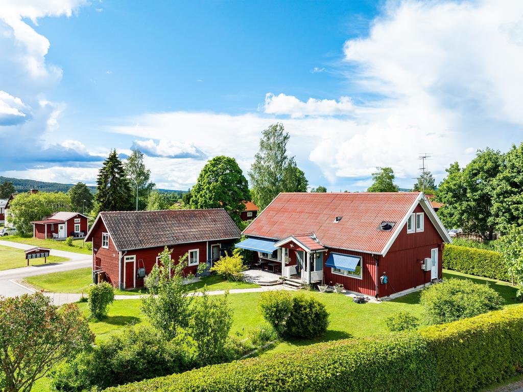 Huset erbjuder möjlighet till upp till fem sovrum, vilket gör det idealiskt för den stora familjen. 