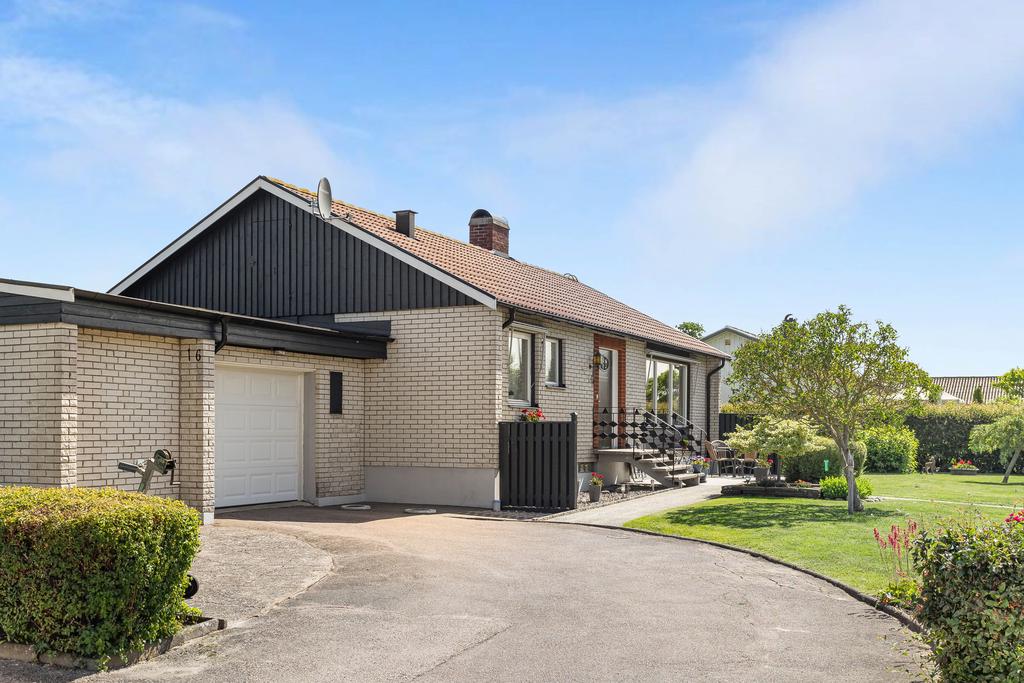 Asfalterad uppfart till garaget