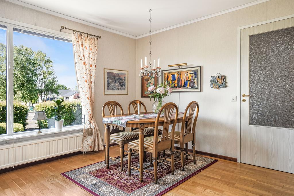 Vardagsrummet har även plats för en matplats