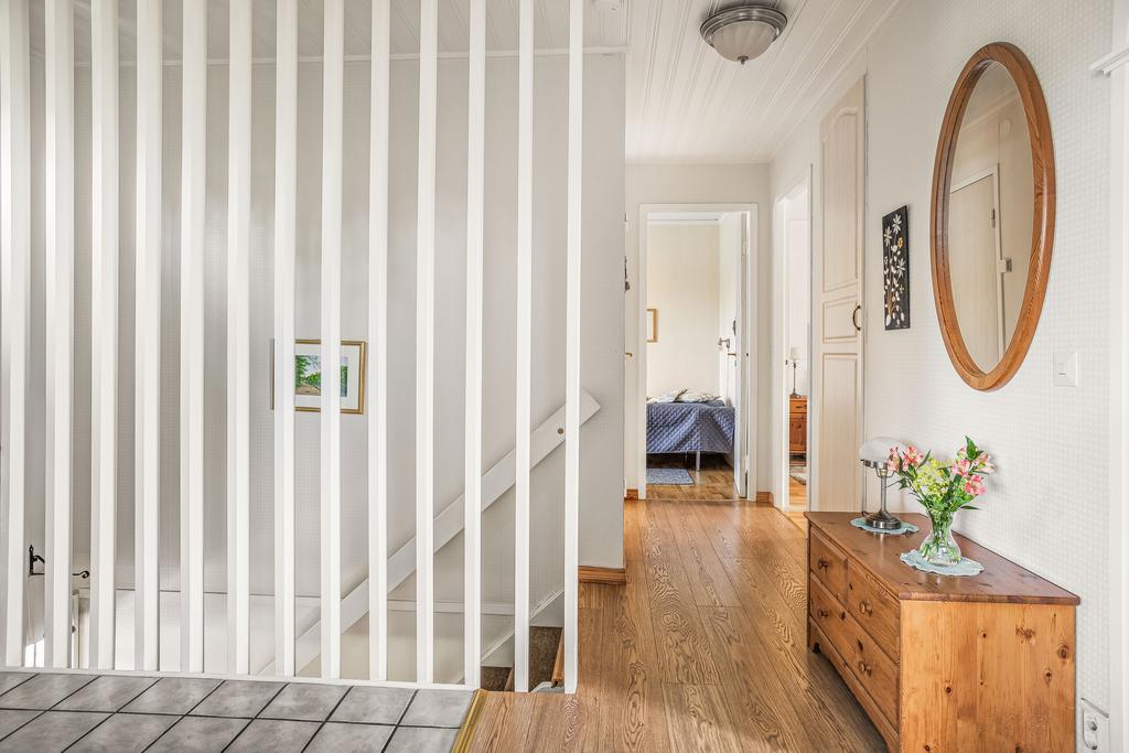 Ifrån hallen når du källarplan