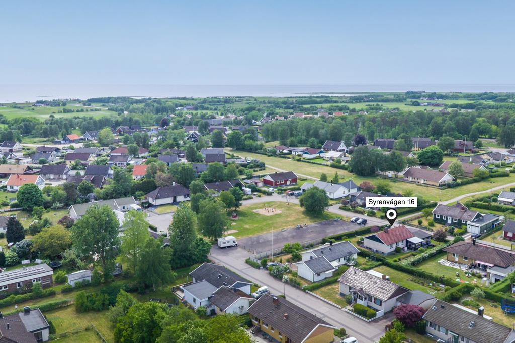 Flygvy över huset och närområdet