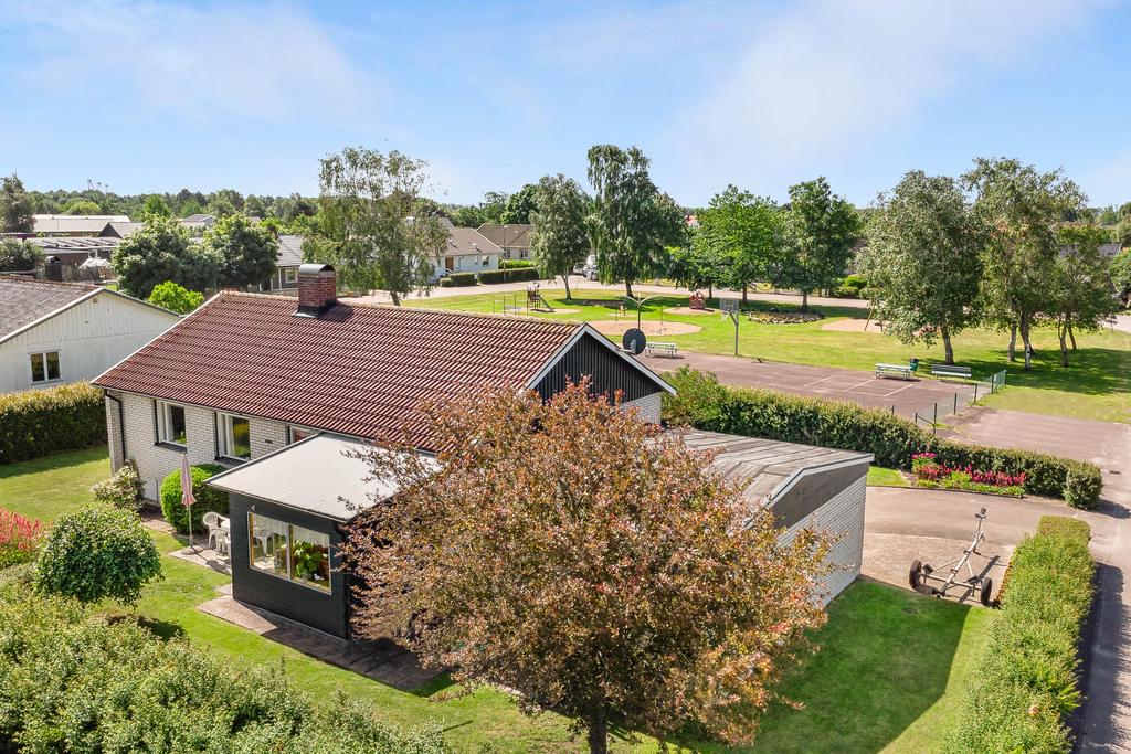 Huset gränsar till lekplatsen och grönområdet