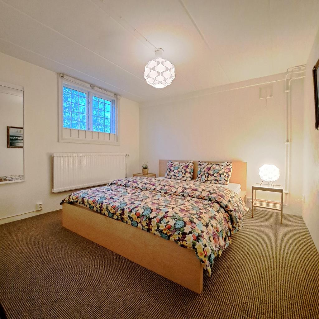Källarplan - Sovrum med heltäckningsmatta.