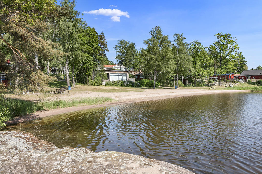 Barnvänlig sandstrand intill Hjälmarens vatten 