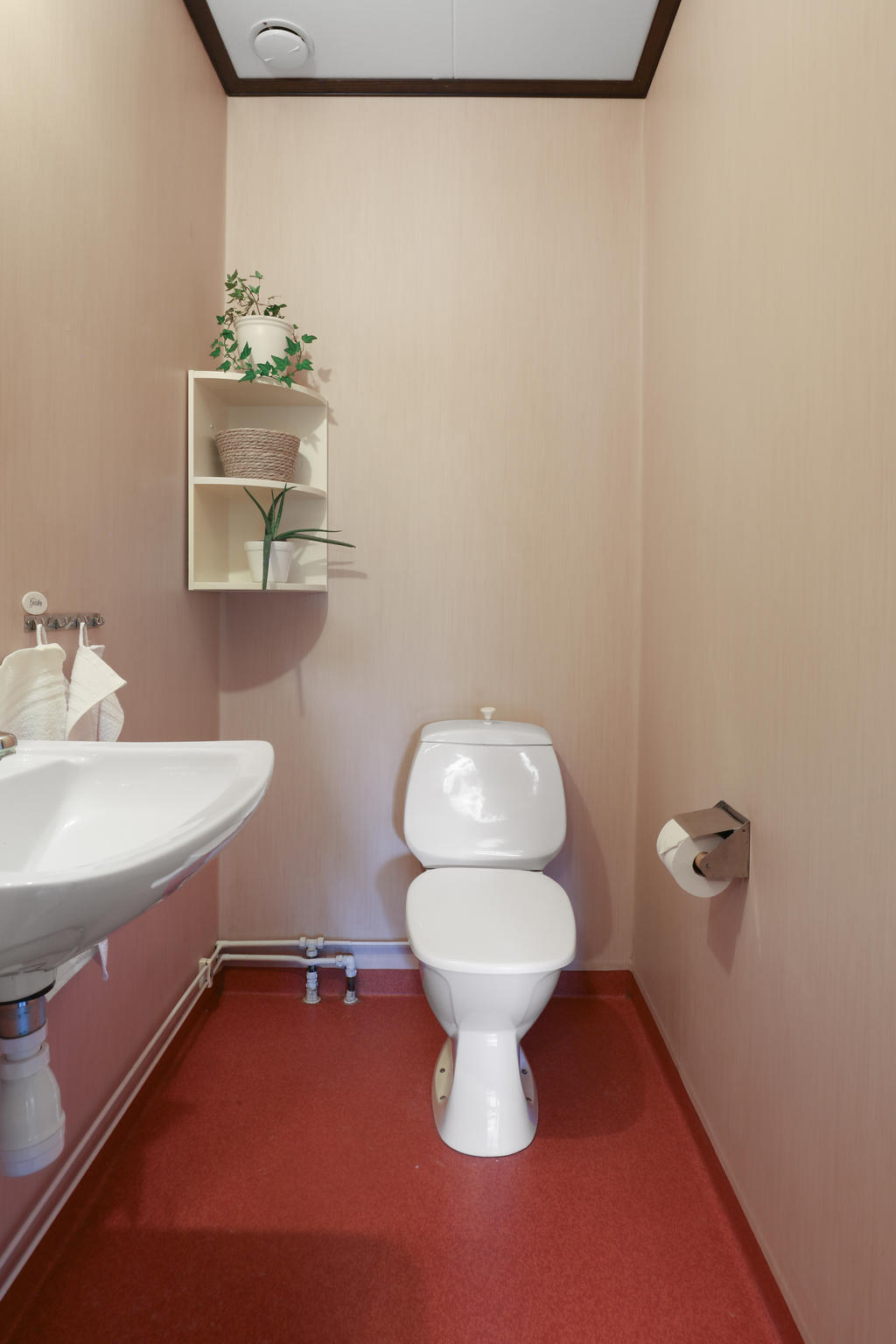 Förutom badrummet finns ytterligare en toalett. 