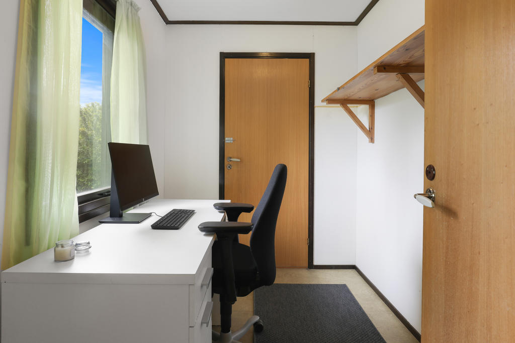 Mindre rum intill tvättstugan. Kan användas som kontor eller förråd, eller varför inte ett gästrum.